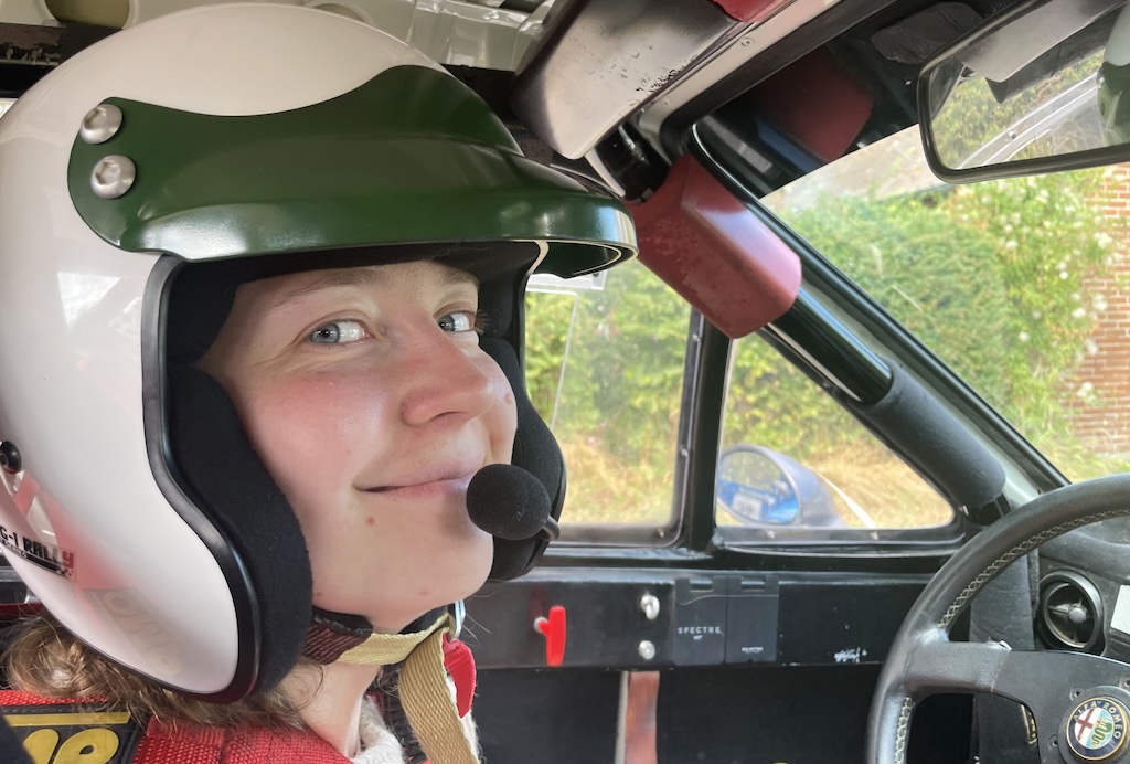 Emilie Flensbak er en ung kvinde på vej frem i motorsporten, godt hjulpet af sin far, rallykøreren Jens Gandrup. På lørdag går det løs i DRC Classic Regularity.
(Foto: Privat)